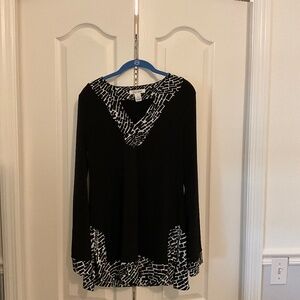 White House, black market, medium black and white tunic
